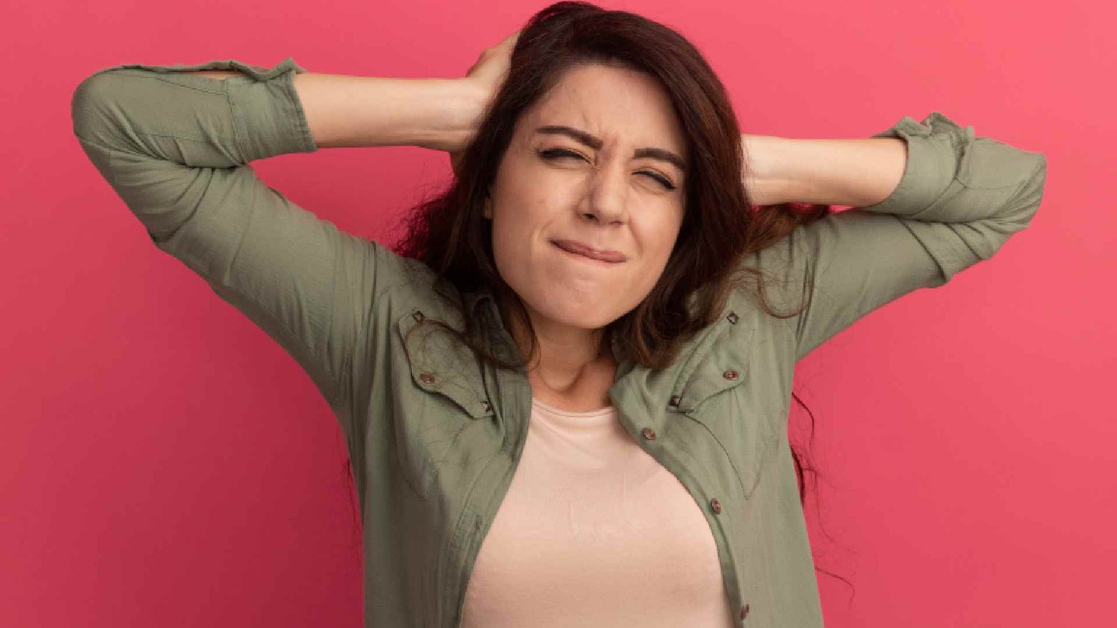 Mulher de cerca de 40 anos com sinais de perimenopausa como cansaço, irritação, sentindo que não se reconhece mais